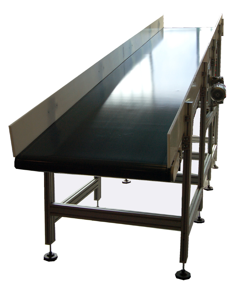 Sloping conveyor belt